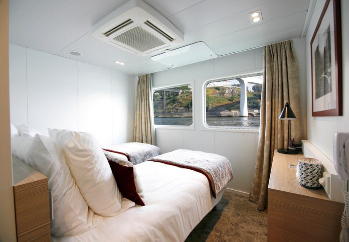 Main Deck 2 Adjustable Twin Beds CAT. C